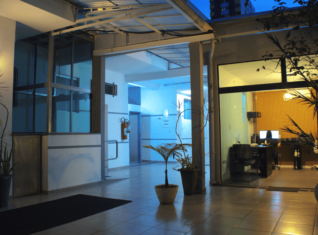 Entrada do Centro de Sono Brasil à noite